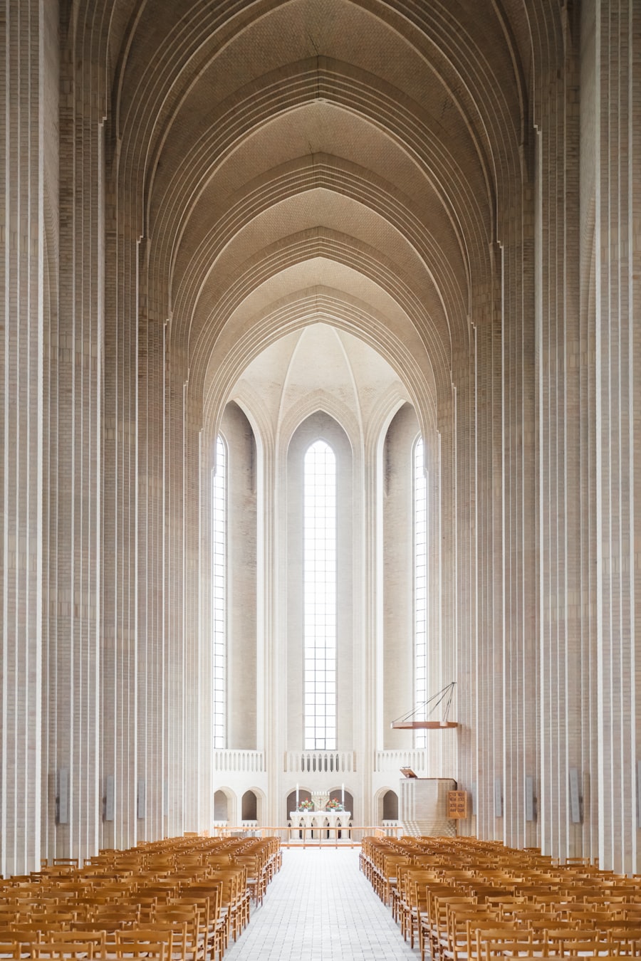 Alte arcate di una chiesa illuminate da luce naturale che scende dall'alto
