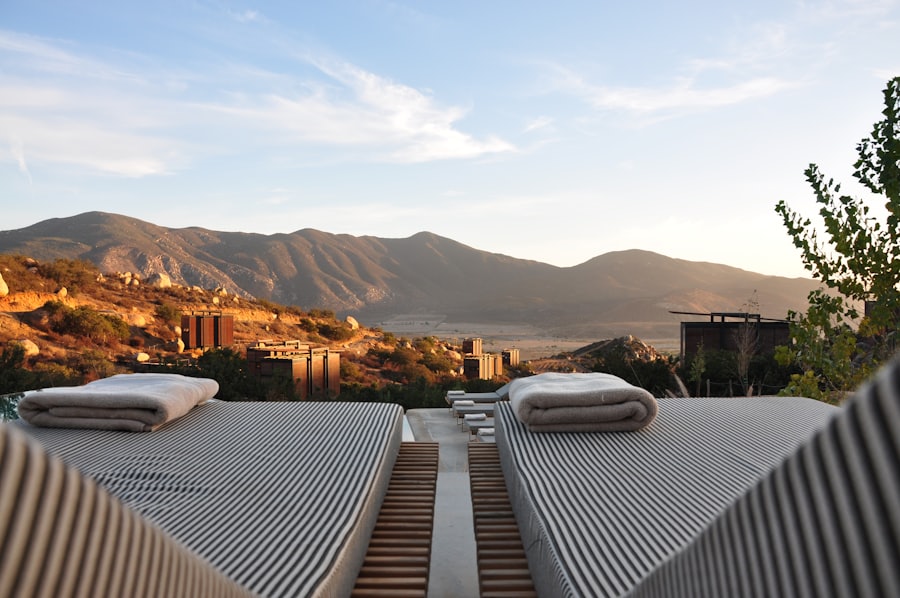 Terrazza panoramica sulle rive di un lago con le montagne sullo sfondo