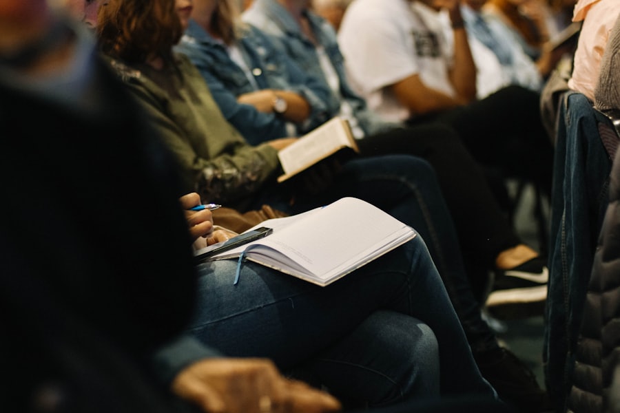 Gruppo di persone sedute insieme che leggono e studiano la Bibbia